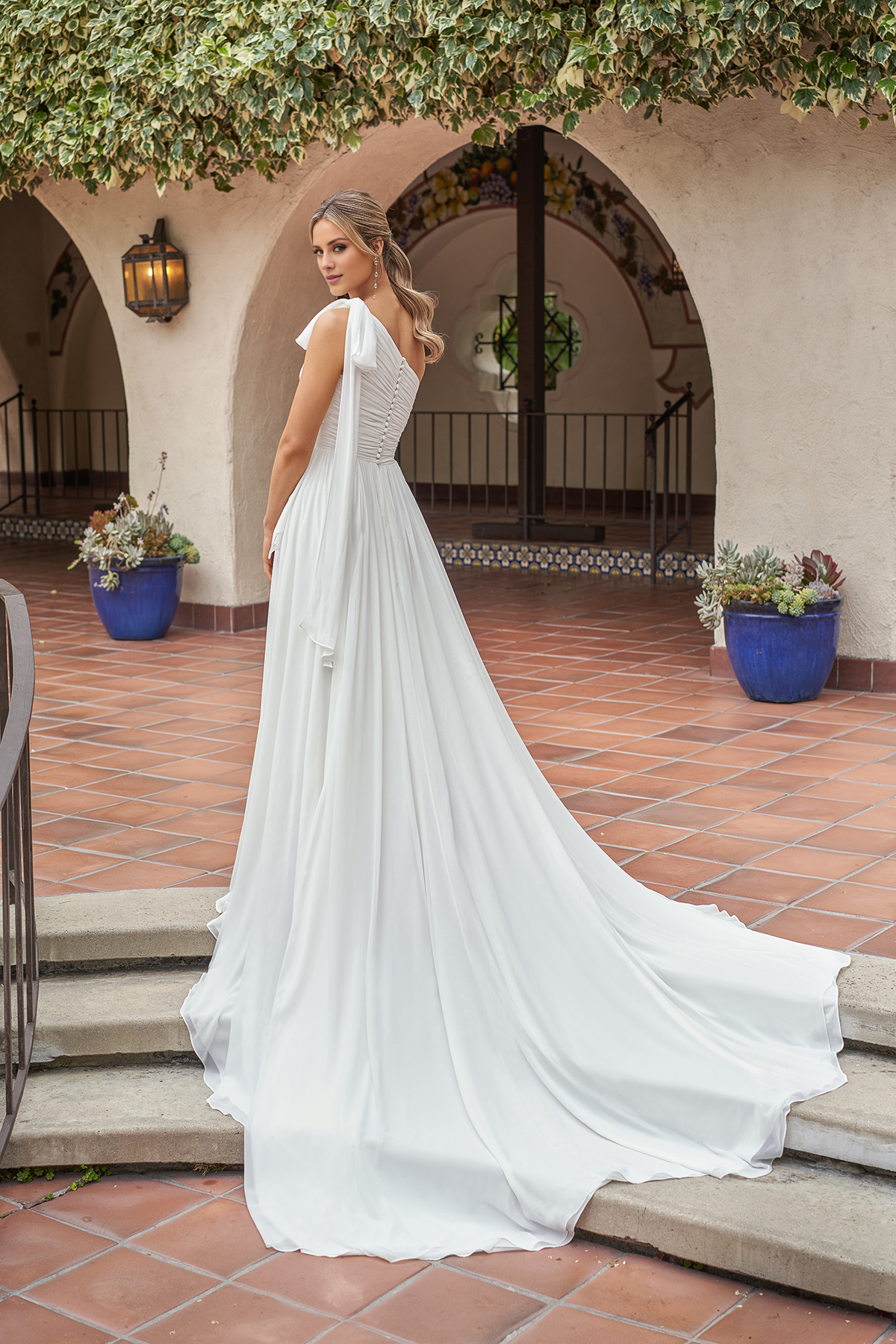 Abito da sposa monospalla con fiocco in chiffon plissettato a trapezio